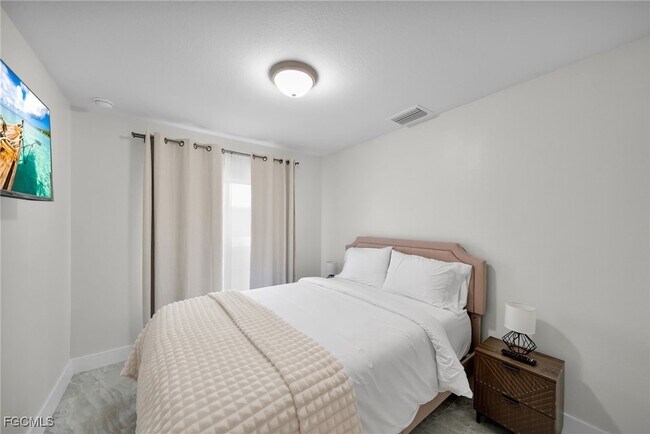 Building Photo - 901 Albany Ave