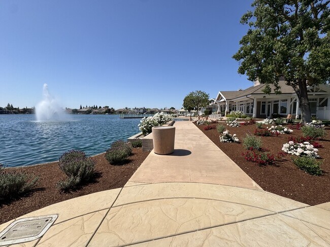 Building Photo - 10556 E Greenbury Way