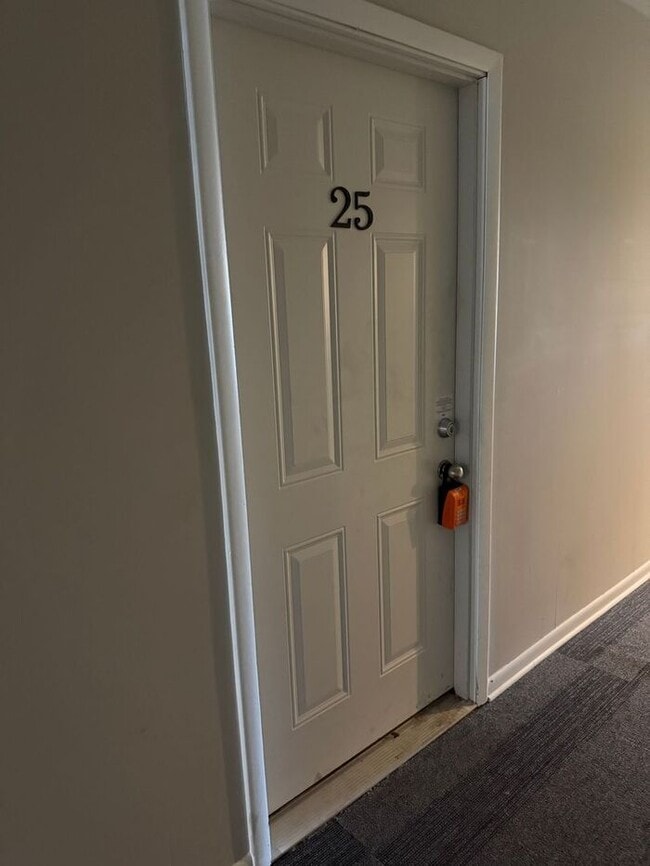 Building Photo - 2 Bedroom Unit was recently renovated. Live walking distance from the downtown square or steps fr...