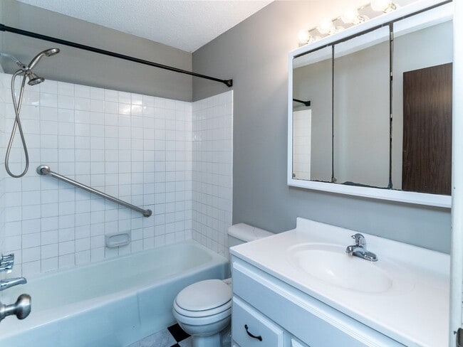 Building Photo - Charming One Bedroom In Roseville