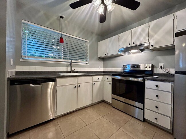 Building Photo - FIRST MONTHS RENT FREE! Welcome to your new home!