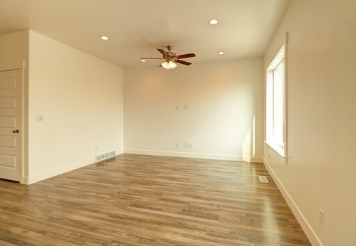 Building Photo - HOLIDAY MOVE-IN SPECIAL - PET FRIENDLY Bea...