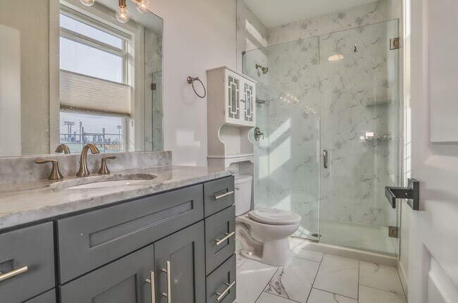 Building Photo - 1901 Summit Ave