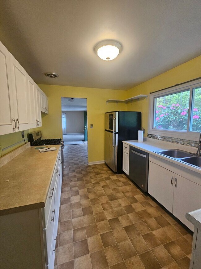 Building Photo - 3 Bedroom House Available July 15, 2026