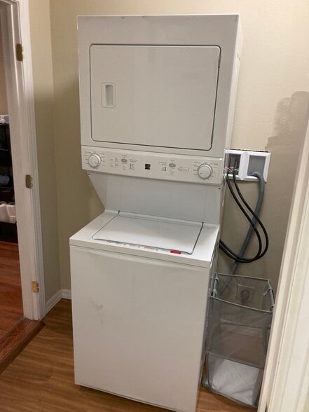 Laundry Center - 302 E Uintah St