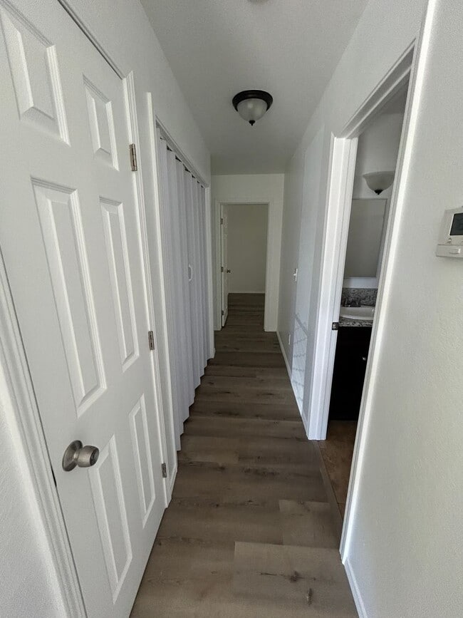 Building Photo - Hard to find 3 bedroom 2 bath apartment central Hanford