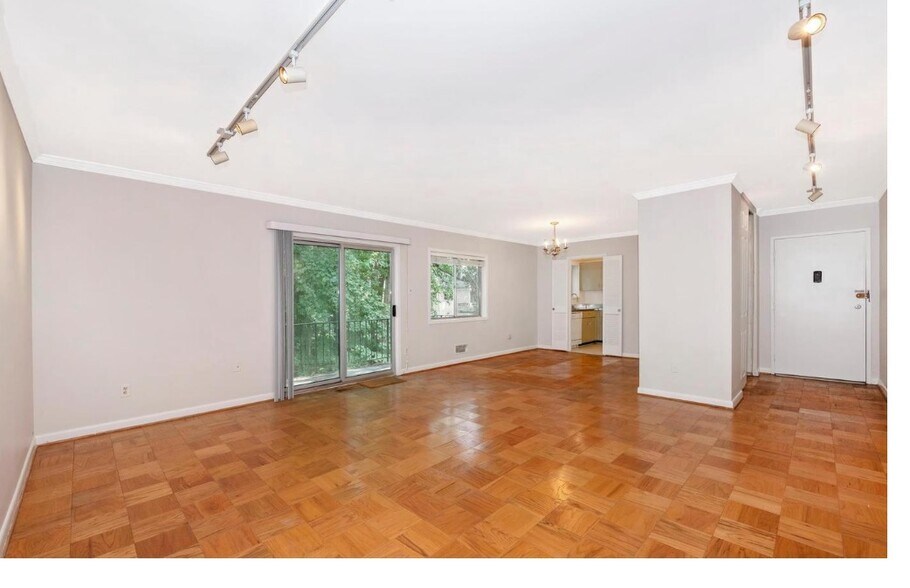 Building Photo - 10619 Montrose Ave