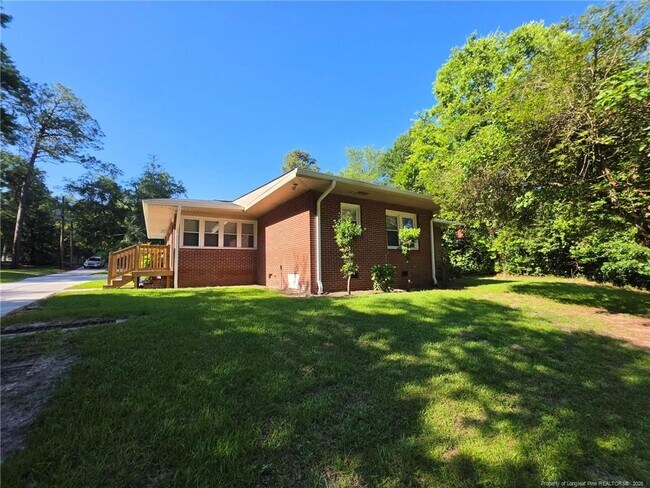 Building Photo - 216 Country Club Dr