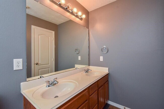 Building Photo - 2811 Little Spring Cir
