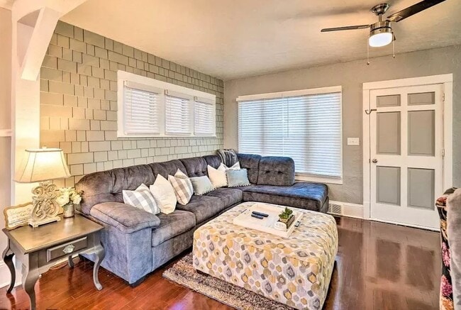 Building Photo - 325 W Spring St