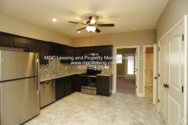 Building Photo - Main-Level Primary Suite in Eagle Creek Townhome