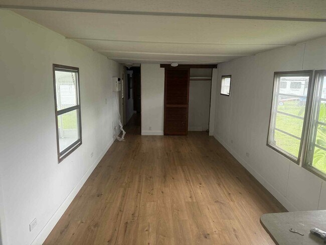 Building Photo - Charming 1 Bedroom