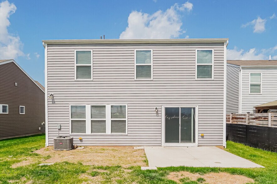 Building Photo - 4996 Crestbrook Dr