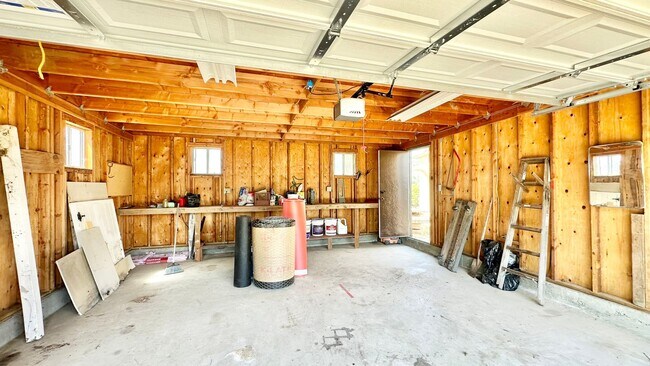 Building Photo - Lovely Single-Story Country Home on Wide Open Space with Detached Garage Space!