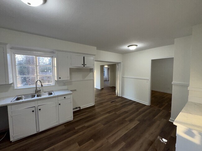 Building Photo - 3147 Shirley Dr