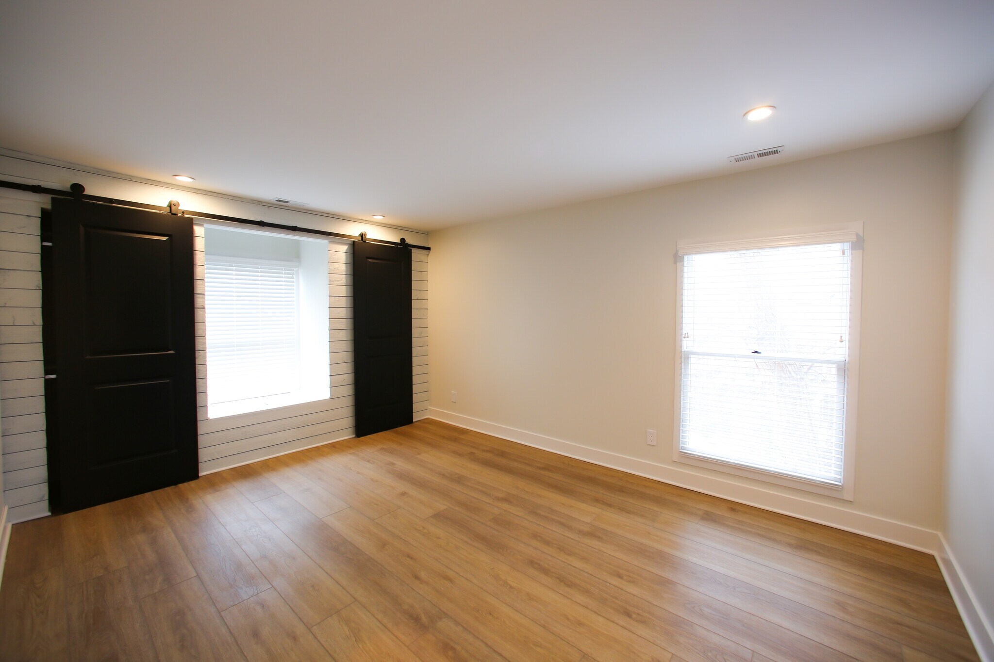 Building Photo - 249 E Blenkner St