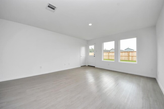 Building Photo - 18036 le gotte