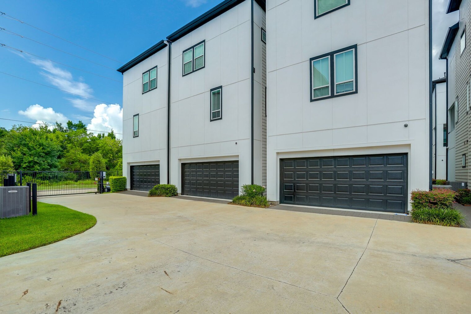 Building Photo - 2716 Grand Fountains Dr