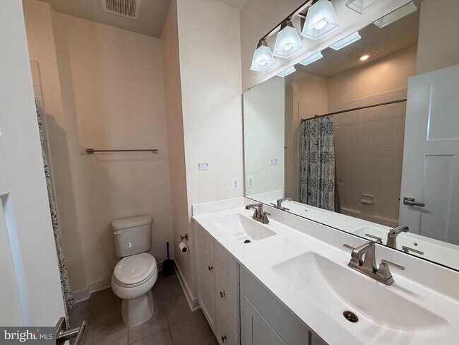 Building Photo - 4812 Crest View Dr