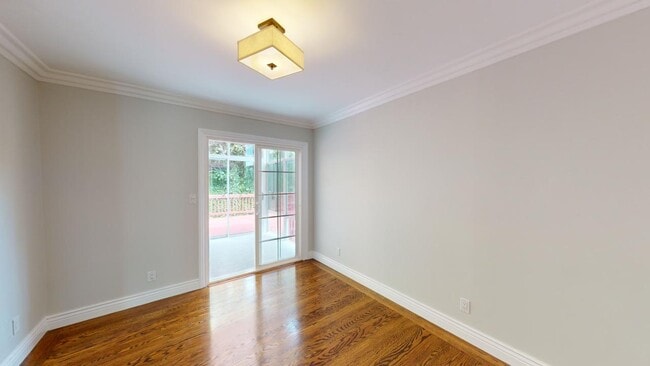 Building Photo - 330 Los Palmos Dr