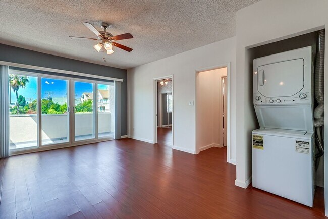 Building Photo - 537 E Hyde Park Blvd