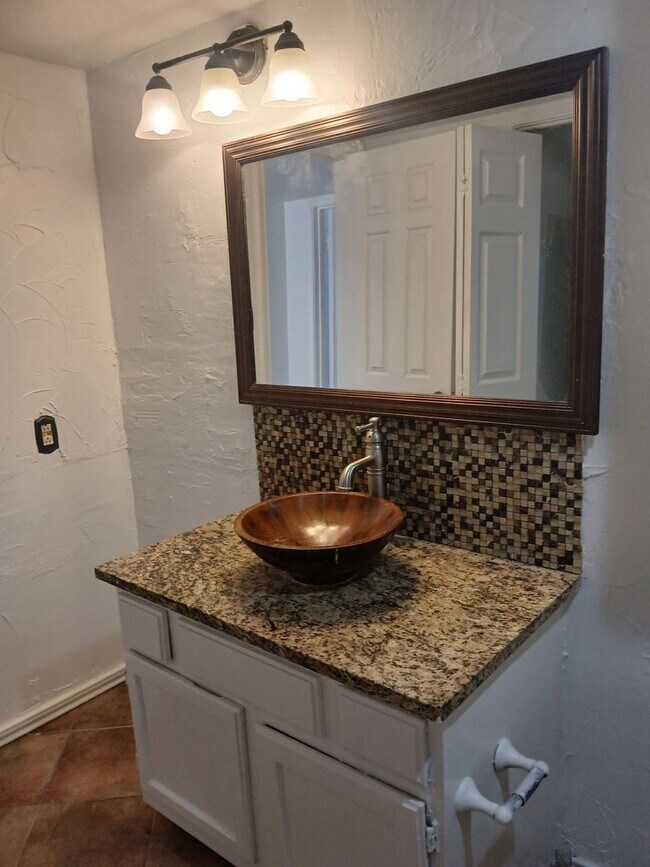 Building Photo - 1 Bed 1 Bath Condo in Dallas (All Electric)