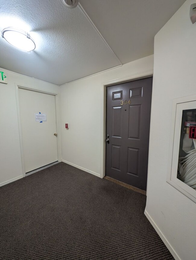 Building Photo - Capitol Hill Condo Available in June - Two Bedroom, High Floor Unit w/ A/C