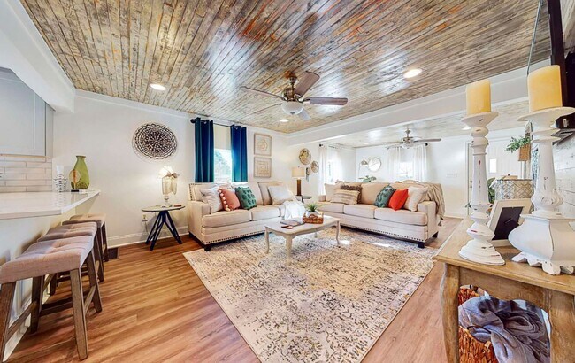 Building Photo - Furnished Stunning Trussville Farmhouse