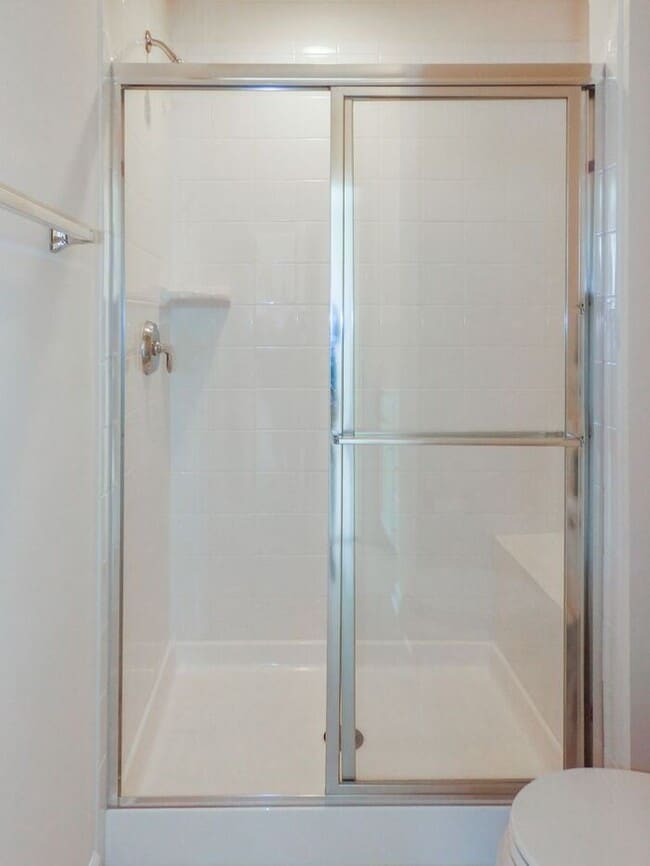 Building Photo - Pet Friendly 3 Story Inner Townhouse with ...