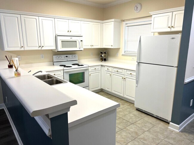 Building Photo - First Floor, 2 Bedroom, 2 Bath Condo with Screened Patio! Community Pool! Available Now!