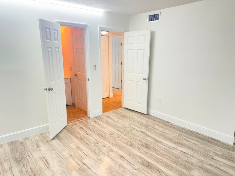 Building Photo - 9355 Fontainebleau Blvd
