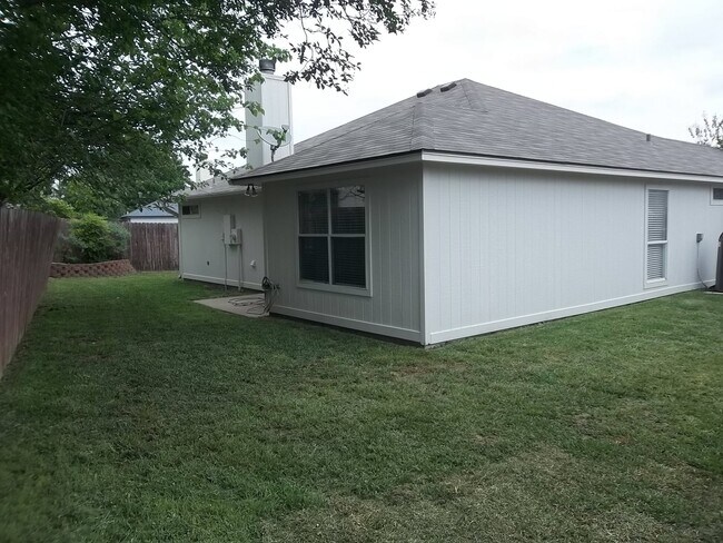 Building Photo - UPDATED 3 BEDROOM, EASY COMMUTE