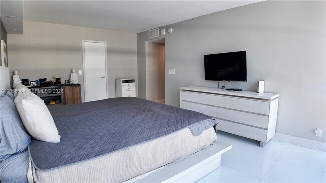 Building Photo - 2049 S Ocean Dr