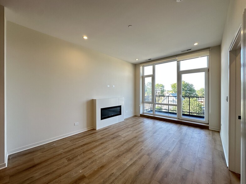 Building Photo - 6340 W Belmont Ave