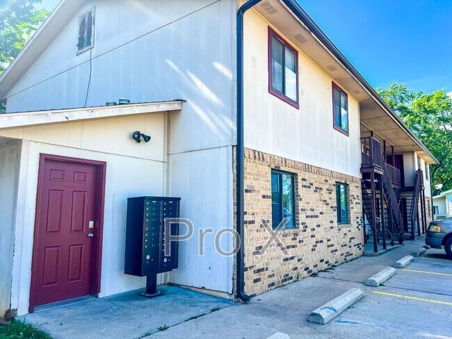 Building Photo - 1045 S Happy Hollow Rd