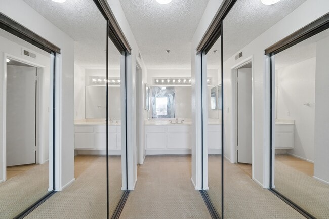 Building Photo - 2559 Plaza del Amo