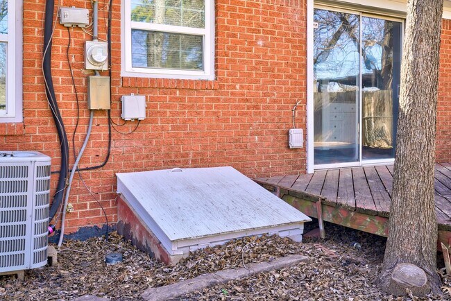 Building Photo - Stunning 3-Bedroom Property / With Shelter