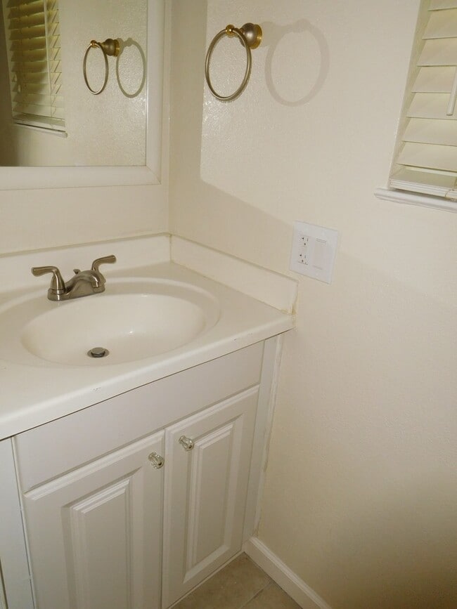 Building Photo - 2 bedroom, 1 1/2 bath, Roundtree Court in the Greenhaven area