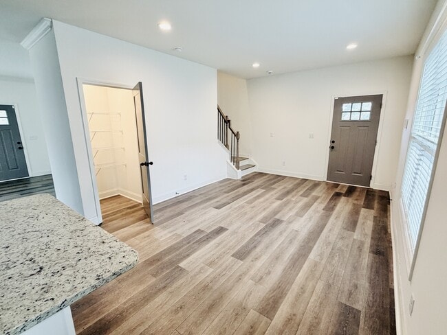 Building Photo - 2035 Rosewood Dr