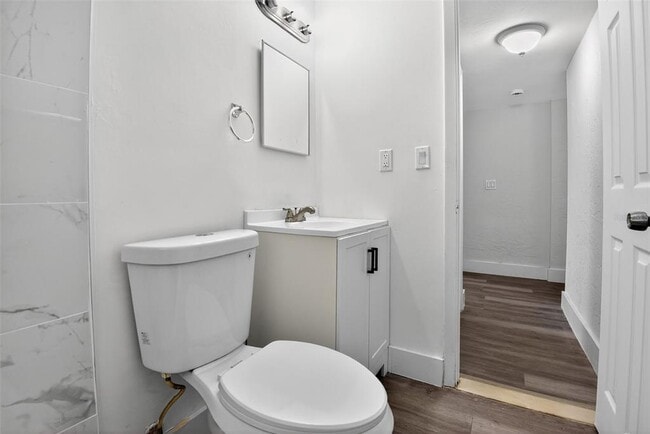 Building Photo - 2425 Anastasia Dr