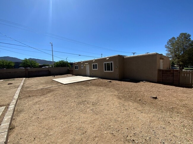 Building Photo - 3 Bedroom Single Story Home Available Near...