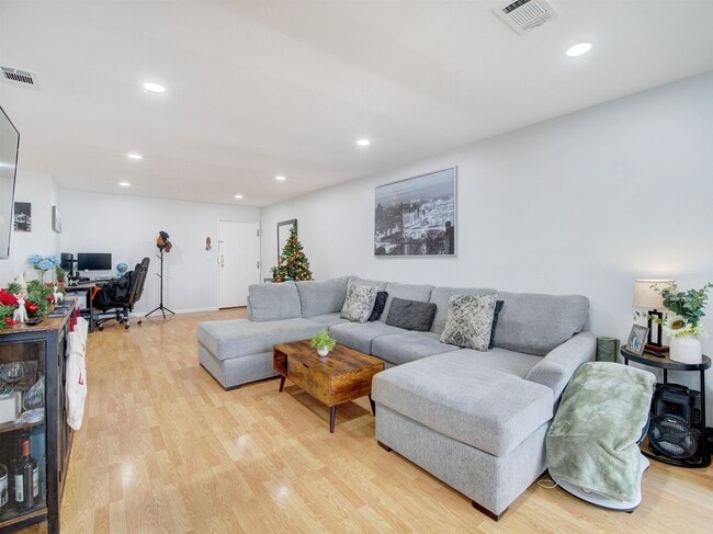 Building Photo - 8841 John F. Kennedy Blvd