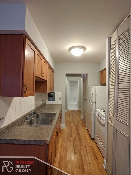 Building Photo - 502 W Briar Pl