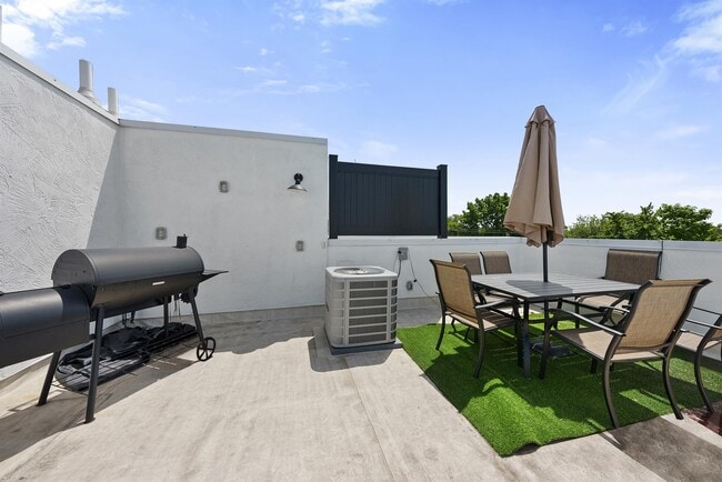 Building Photo - 1436 Indianola Ave