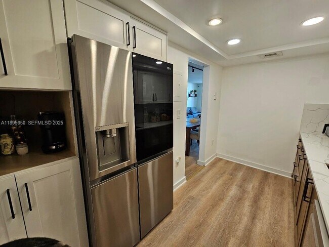 Building Photo - 18061 Biscayne Blvd