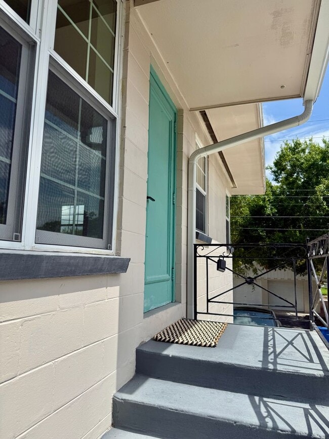 Building Photo - Adorable OLD NE garage 1/1 apartment - FUL...