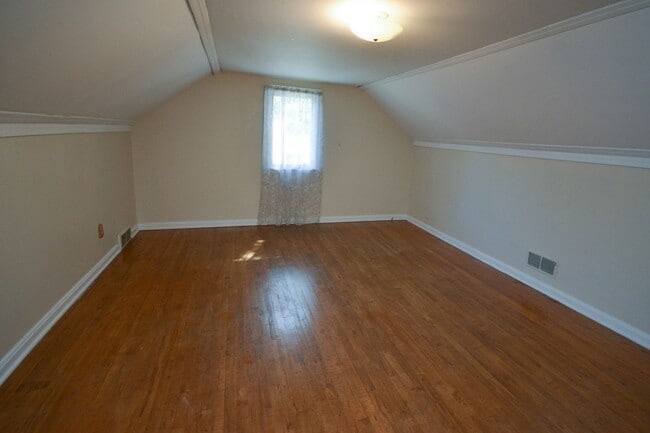 Building Photo - 3 bedroom home on corner lot with beautiful hardwood floors!