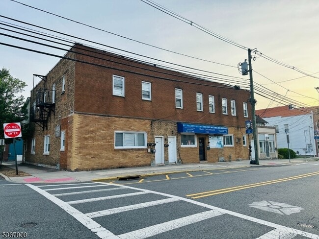 Building Photo - 526 Valley Brook Ave