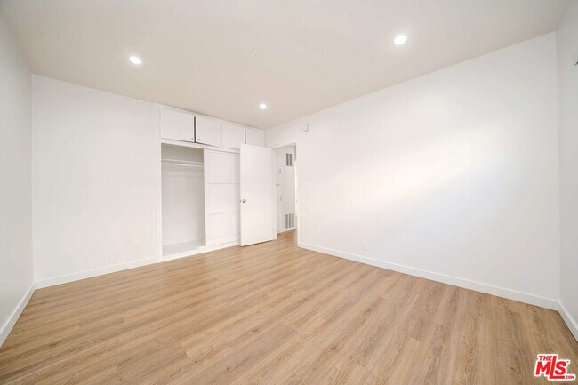 Building Photo - 332 S Wilton Pl