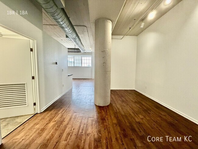 Building Photo - 320 W 7th St